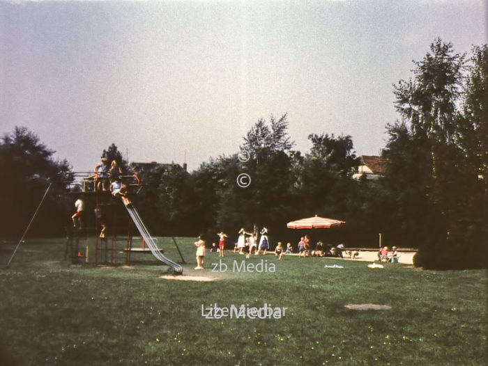 Kinder auf Rutsche Spielplatz Berlin 1961