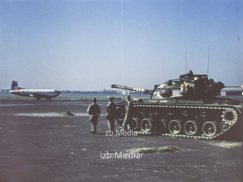 Panzer am Flughafen Tempelhof