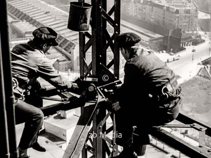 Am Funkturm in Berlin 1930