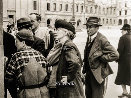 Betrachter Poster Wessen Schuld? München Odeonsplatz 1945