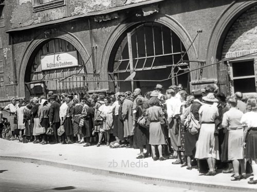 Warteschlange Bäckerei Rischart Mai 1945