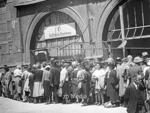 Warteschlange Bäckerei Rischart Mai 1945