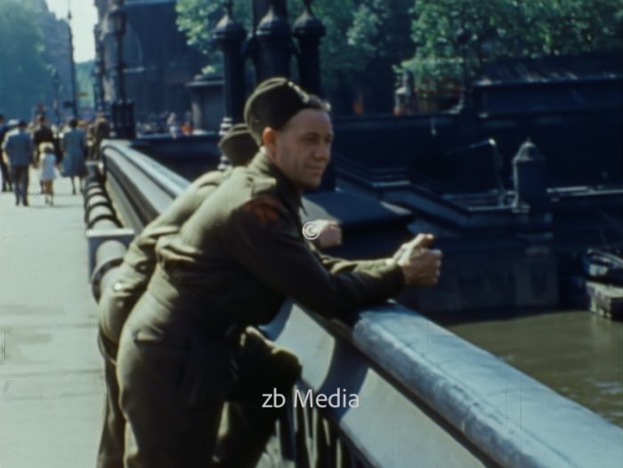 Soldaten an der Themse, London 1944