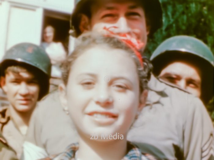 Kinder und US-Soldaten
