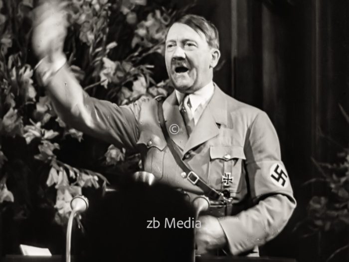 Adolf Hitler am Rednerpult