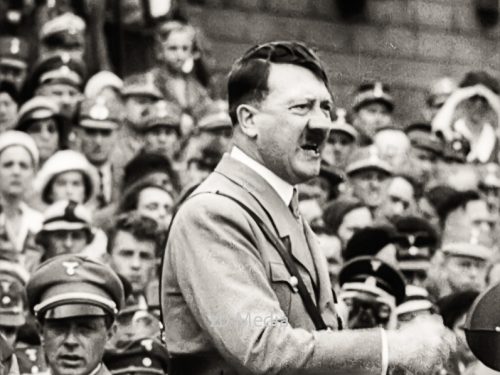 Adolf Hitler am Rednerpult