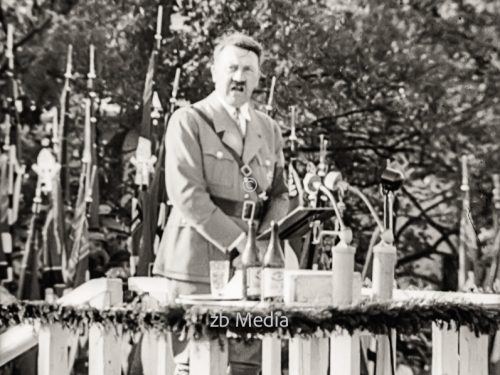 Adolf Hitler am Rednerpult