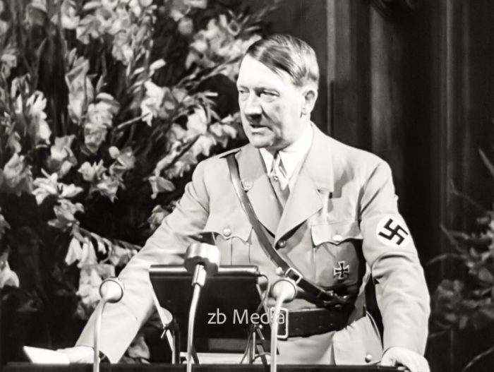 Adolf Hitler am Rednerpult