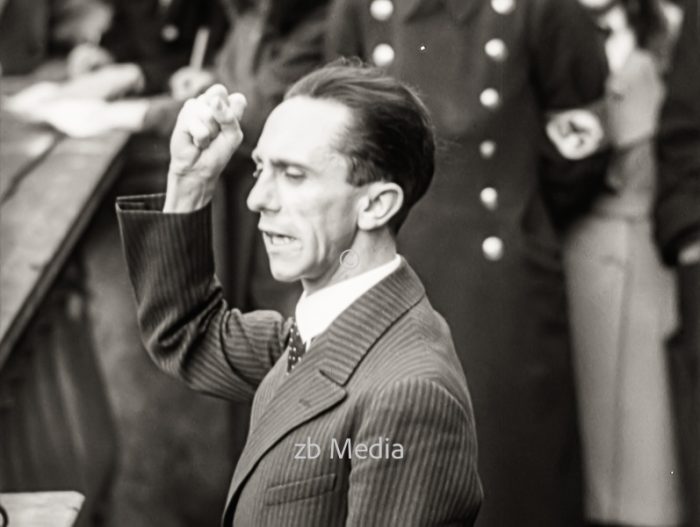 Josef Goebbels am Rednerpult