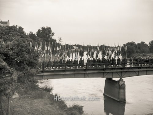 Deutschland 1937, Umzug auf Brücke