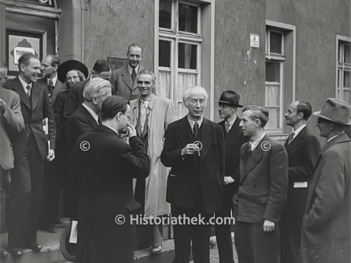 Theodor Heuss with journalists 1945