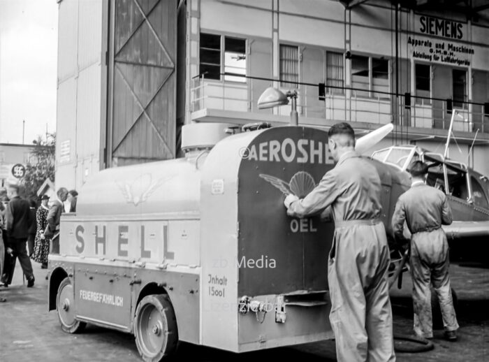 Aeroshell bei Betankung am Flughafen Berlin Tempelhof 1937