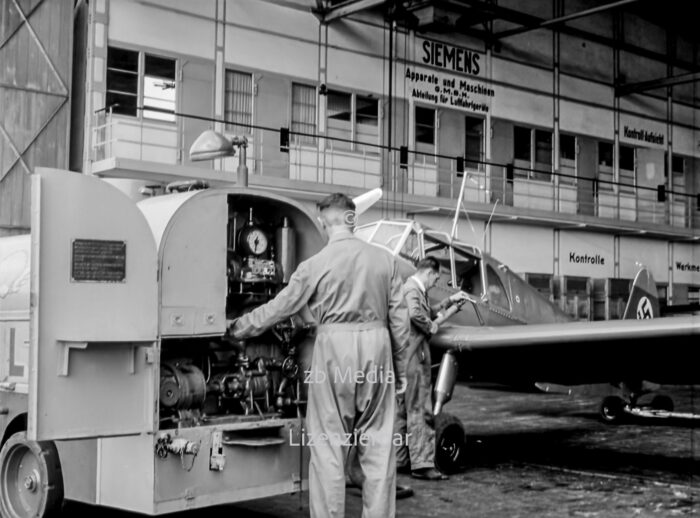 Aeroshell bei Betankung am Flughafen Berlin Tempelhof 1937