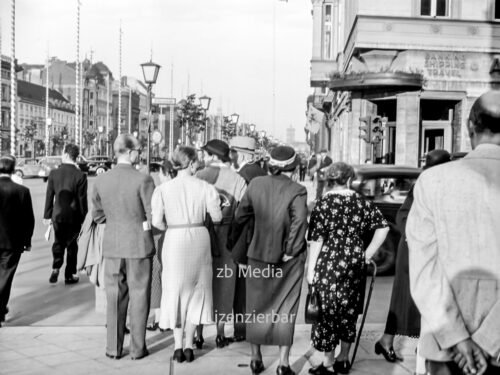 Passanten in Berlin Unter den Linden 1937