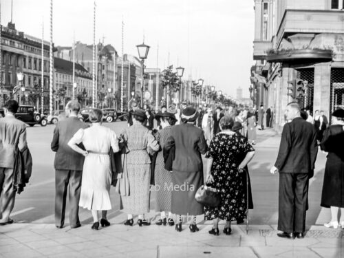 Passanten in Berlin Unter den Linden 1937