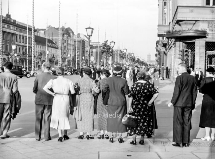 Passanten in Berlin Unter den Linden 1937