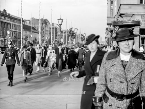 Passanten in Berlin Unter den Linden 1937