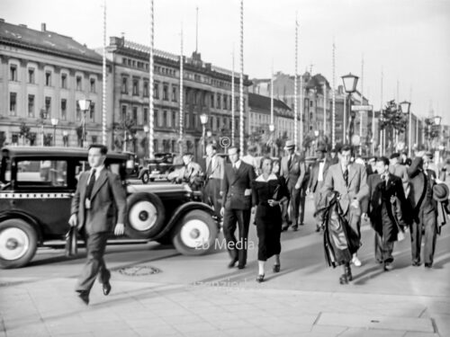 Passanten in Berlin Unter den Linden 1937