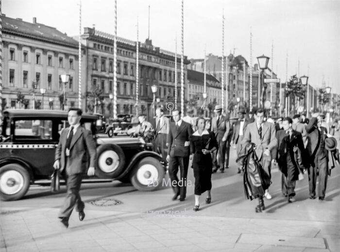 Passanten in Berlin Unter den Linden 1937