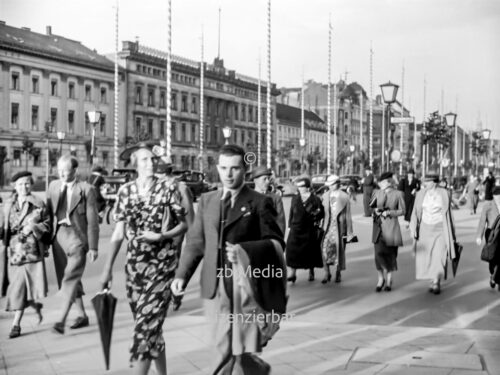 Passanten in Berlin Unter den Linden 1937