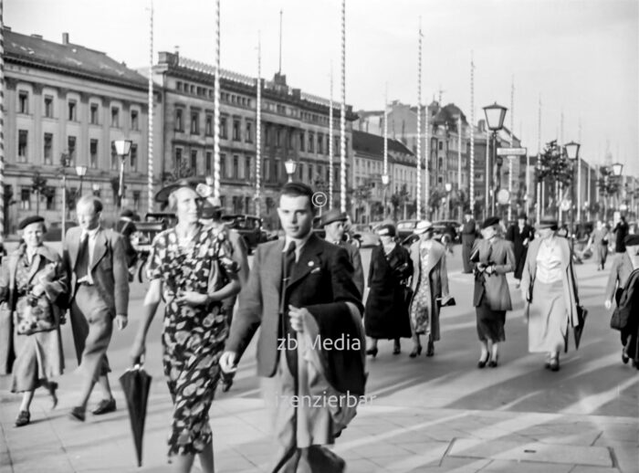 Passanten in Berlin Unter den Linden 1937