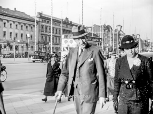 Passanten in Berlin Unter den Linden 1937