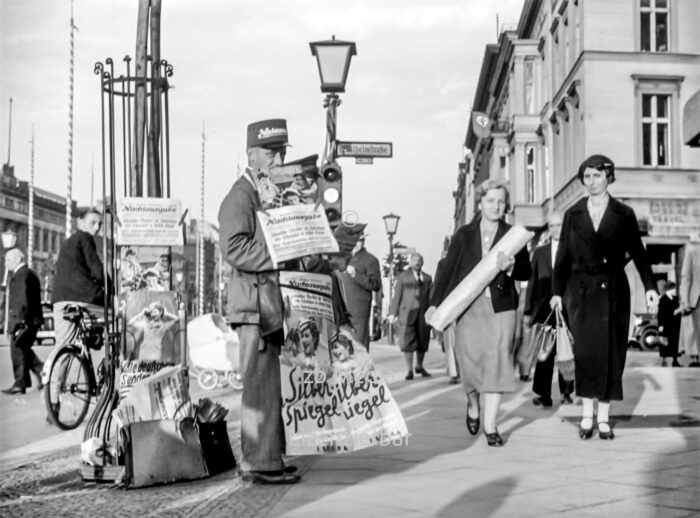 Zeitungsverkäufer in Berlin 1937