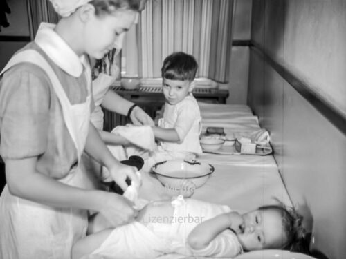 Kinderpflege im Pestalozzi-Fröbel-Haus Berlin 1937