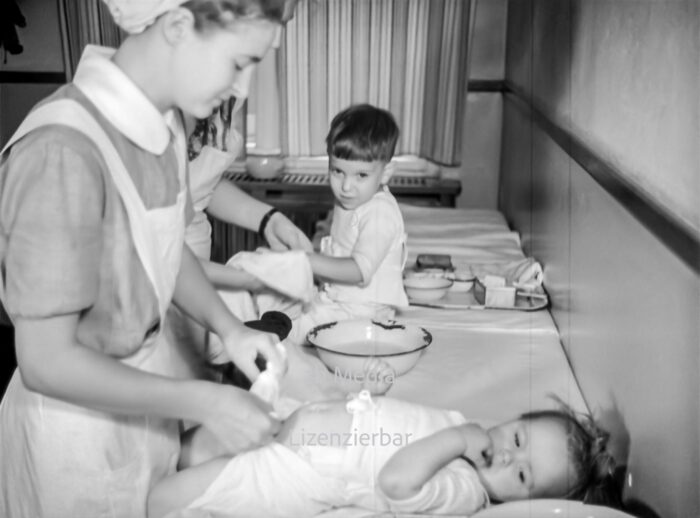 Kinderpflege im Pestalozzi-Fröbel-Haus Berlin 1937