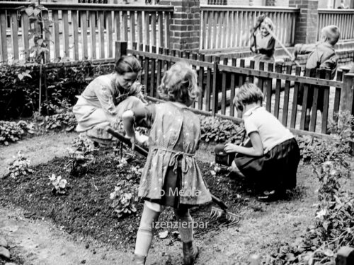 Kinder im Garten des Pestalozzi-Fröbel-Haus Berlin 1937