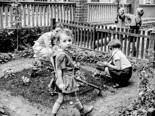 Kinder im Garten des Pestalozzi-Fröbel-Haus Berlin 1937