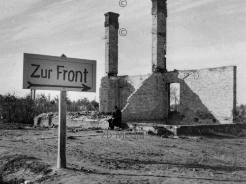 Polen Schild "Zur Front"