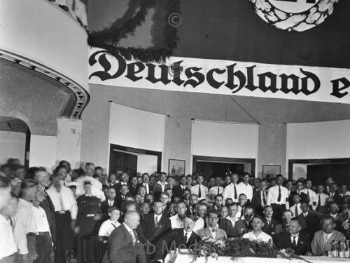 Adolf Hitler und Rudolf Hess im Bierkeller