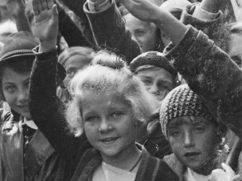 Kinder zeigen Hitlergruß 1934