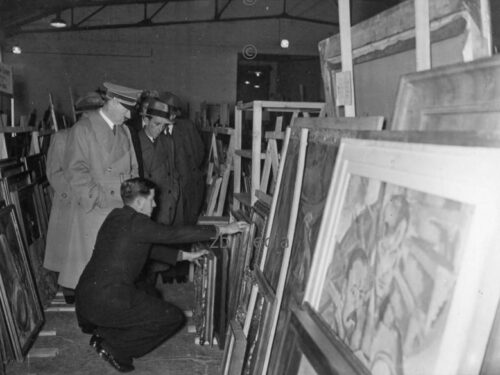 Adolf Hitler und Joseph Goebbels mit Kunstwerken