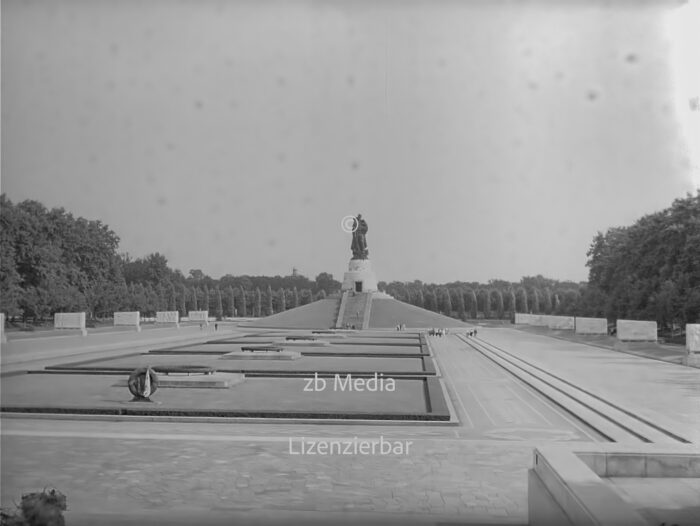 Sowjetisches Ehrenmal Berlin 1955