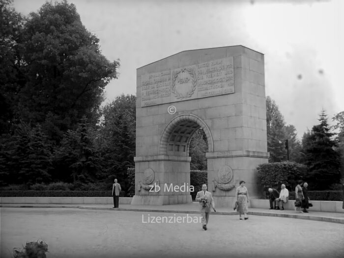 Sowjetisches Ehrenmal Berlin 1955