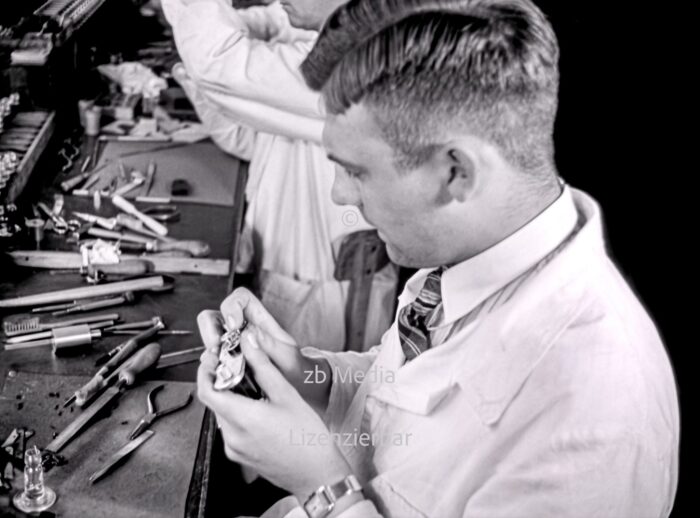 Arbeiter in der Leica Kamerafabrik Wetzlar 1937