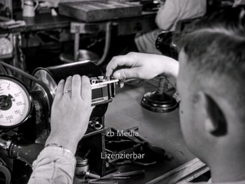 Arbeiter in der Leica Kamerafabrik Wetzlar 1937