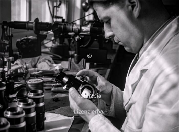 Arbeiter in der Leica Kamerafabrik Wetzlar 1937