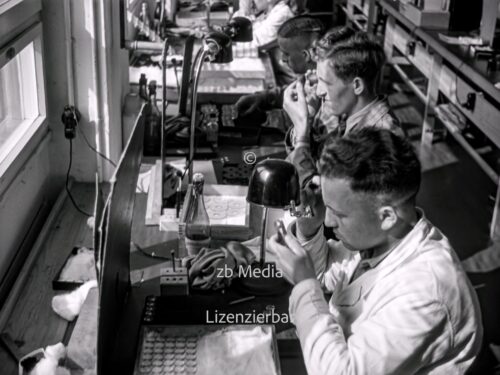 Arbeiter in der Leica Kamerafabrik Wetzlar 1937