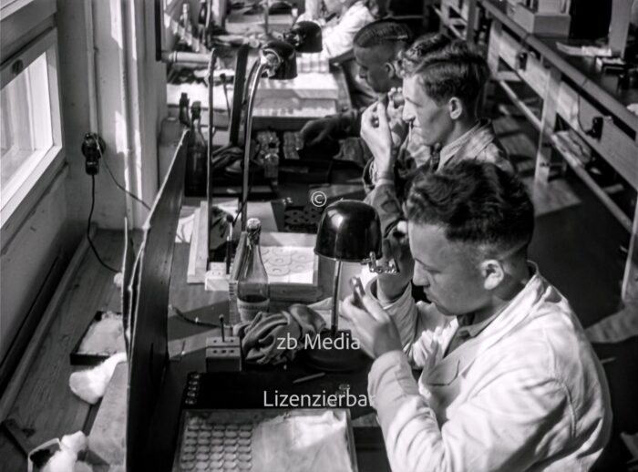 Arbeiter in der Leica Kamerafabrik Wetzlar 1937