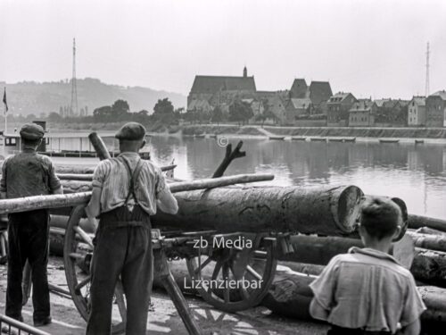 Holz wird verladen am Main 1937