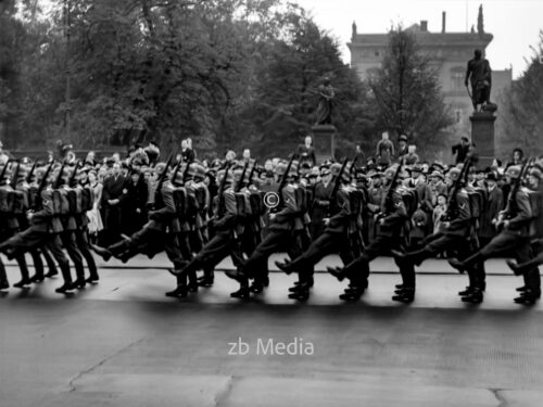 Wachablösung an der Neuen Wache inBerlin 1937