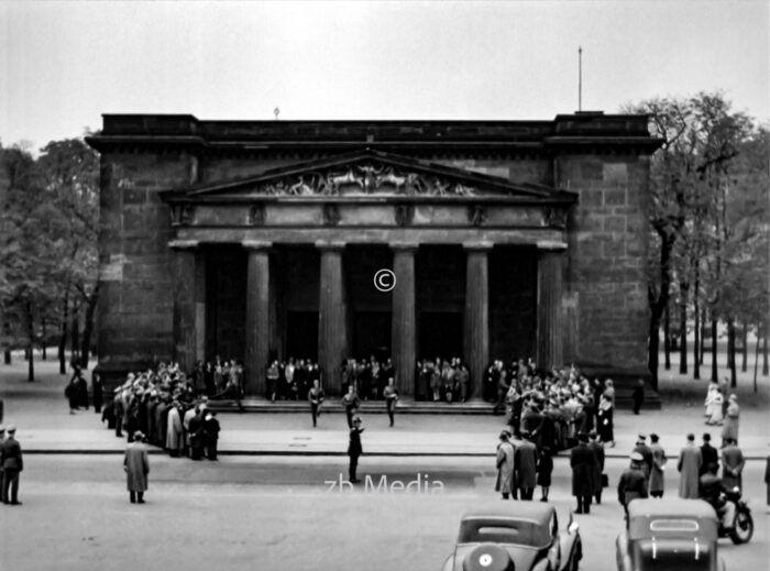 Wachablösung an der Neuen Wache inBerlin 1937