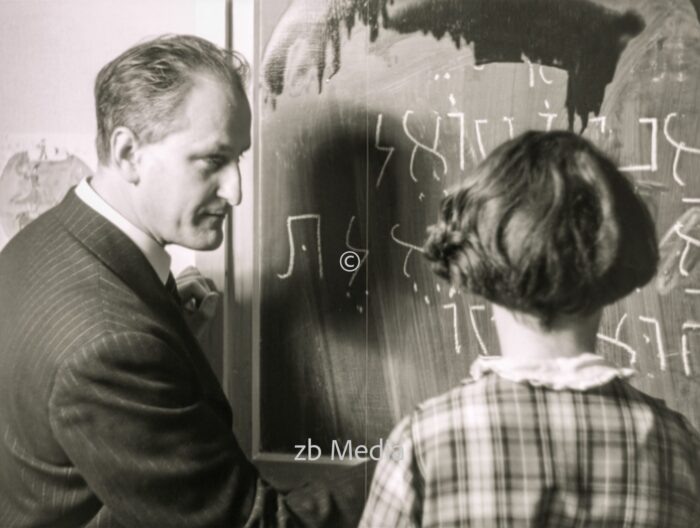 Lehrer mit Schülerin in der jüdischen Goldschmidtschule in Berlin 1937