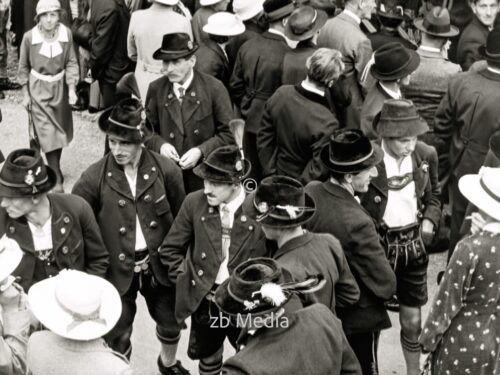 Bauern in Tracht beim Markt in Steingaden 1937.