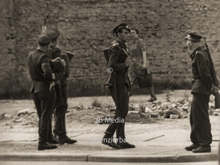 Volkspolizisten in Berlin Bernauer Straße 1960