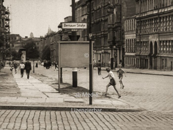 Kinder an der Bernauer Straße in Berlin 1960