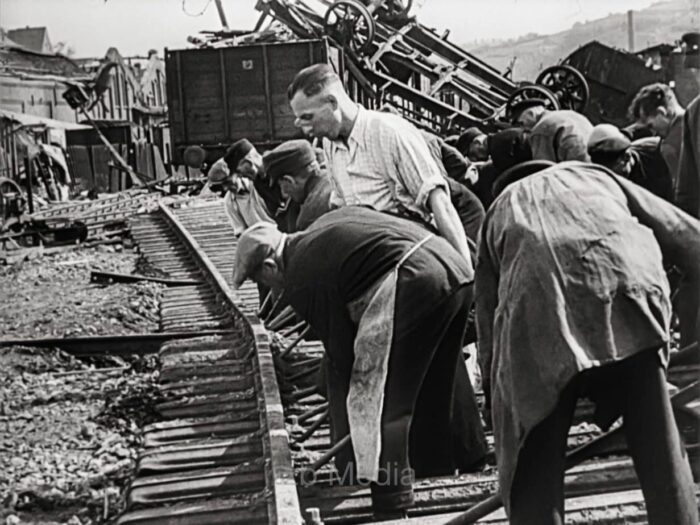 Reparatur zerstörter Bahngleise 1945